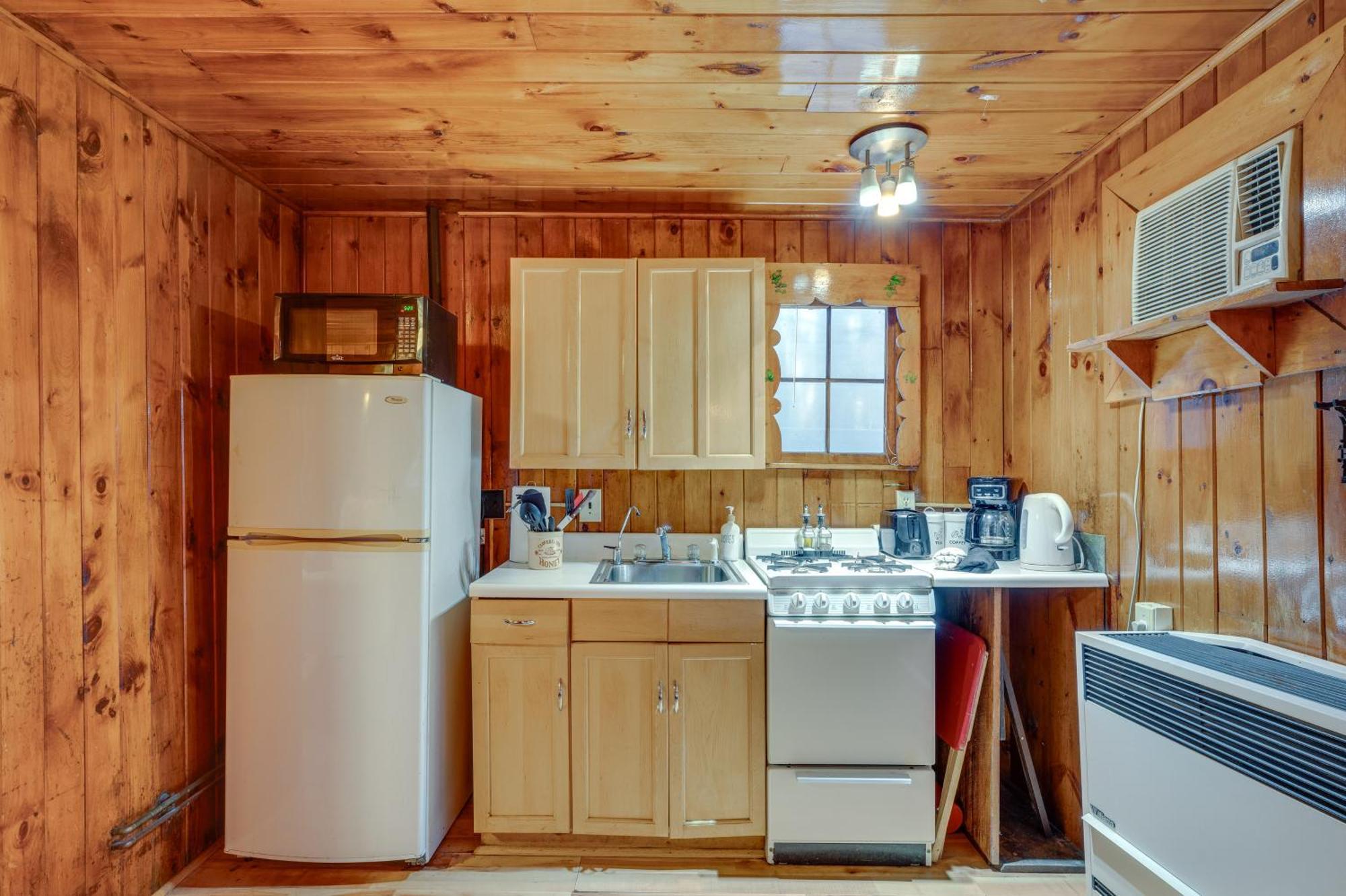 شقة Cozy Laconia Studio With Pool Access - 2 Mi To Lake! المظهر الخارجي الصورة
