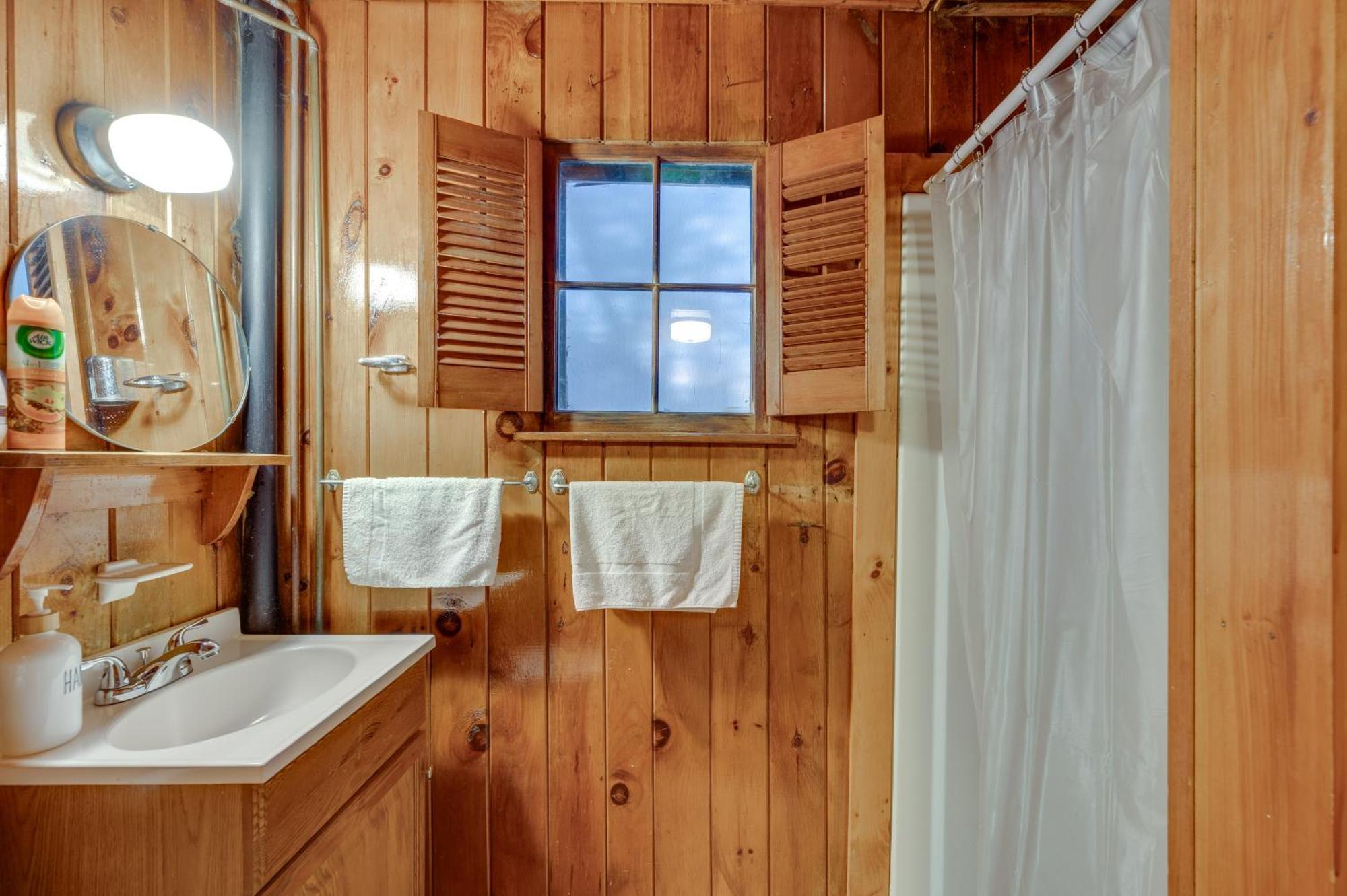 شقة Cozy Laconia Studio With Pool Access - 2 Mi To Lake! المظهر الخارجي الصورة