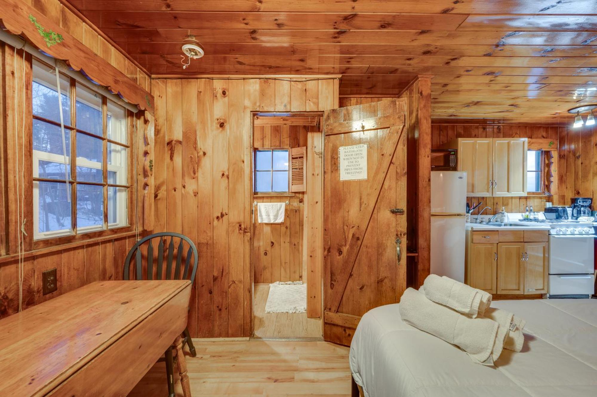 شقة Cozy Laconia Studio With Pool Access - 2 Mi To Lake! المظهر الخارجي الصورة