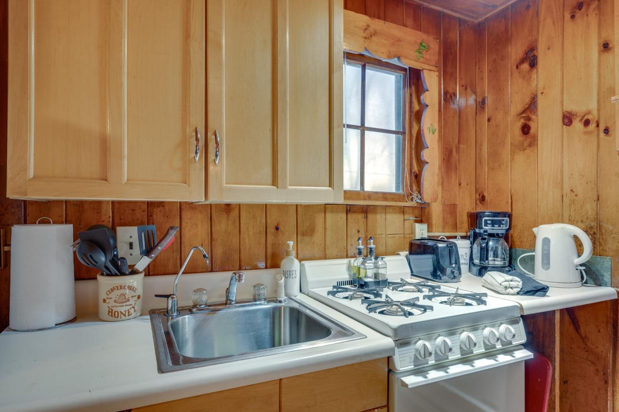 شقة Cozy Laconia Studio With Pool Access - 2 Mi To Lake! المظهر الخارجي الصورة